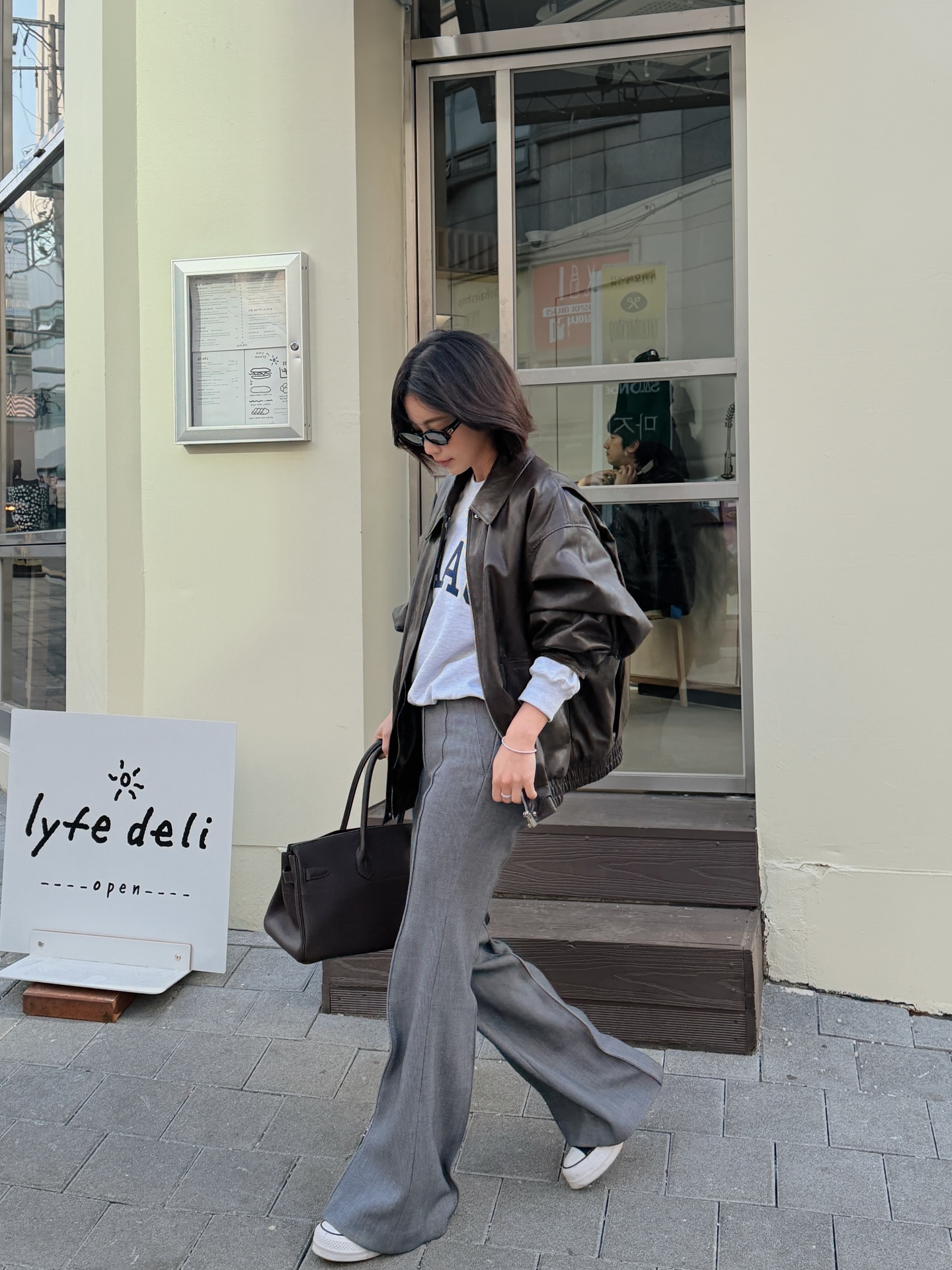 4 mẫu áo khoác hack tuổi tốt nhất dành cho phụ nữ ngoài 40- Ảnh 2.