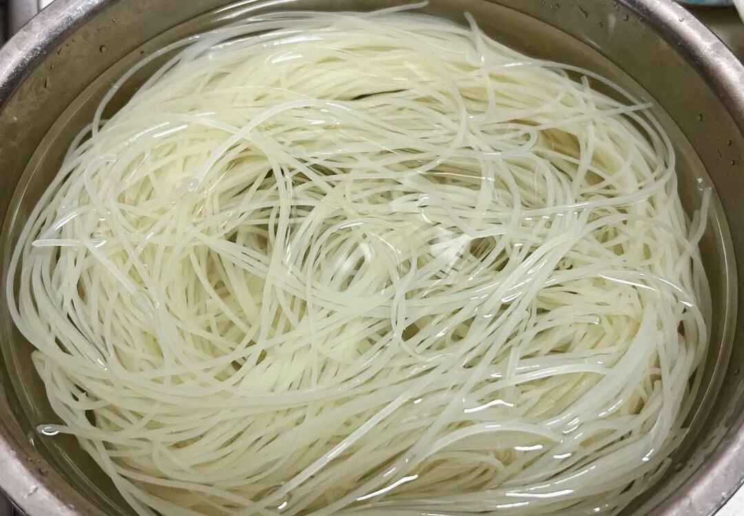 Mẹ tôi thường nấu món bún này: Mùi thơm lan tỏa, ngon đến nỗi cả nhà ăn hết sạch không còn một giọt nước dùng- Ảnh 1. Mẹ tôi thường nấu món bún này: Mùi thơm lan tỏa, ngon đến nỗi cả nhà ăn hết sạch không còn một giọt nước dùng- Ảnh 1.