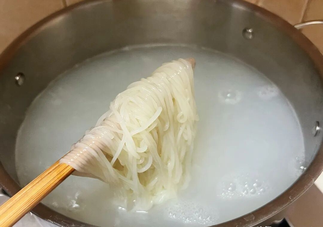 Mẹ tôi thường nấu món bún này: Mùi thơm lan tỏa, ngon đến nỗi cả nhà ăn hết sạch không còn một giọt nước dùng- Ảnh 12. Mẹ tôi thường nấu món bún này: Mùi thơm lan tỏa, ngon đến nỗi cả nhà ăn hết sạch không còn một giọt nước dùng- Ảnh 12.