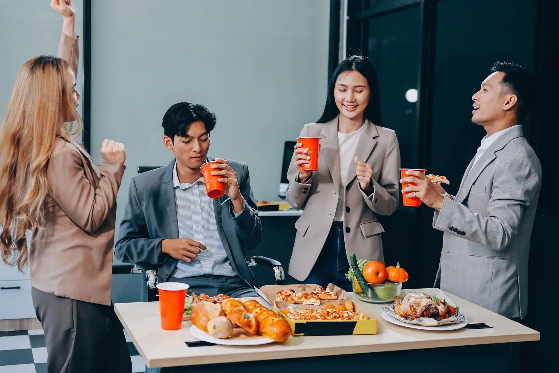 Hội công sở và trăm sắc thái "đón Tết" chốn văn phòng- Ảnh 2.