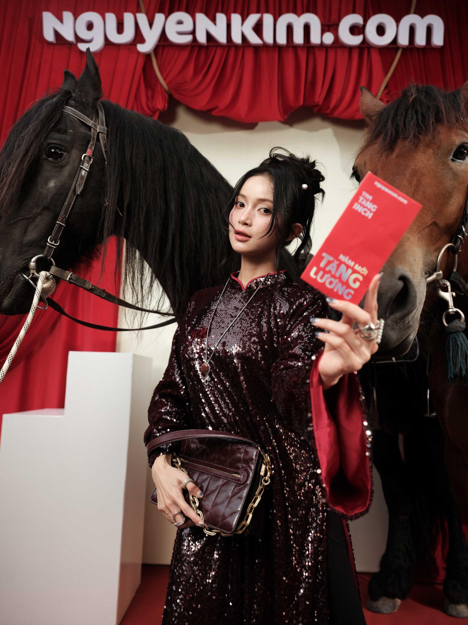 Siêu thị điện máy Nguyễn Kim “chơi lớn” với điểm check-in Tết Ngựa Thiệt Ngựa- Ảnh 2. Siêu thị điện máy Nguyễn Kim “chơi lớn” với điểm check-in Tết Ngựa Thiệt Ngựa- Ảnh 2.