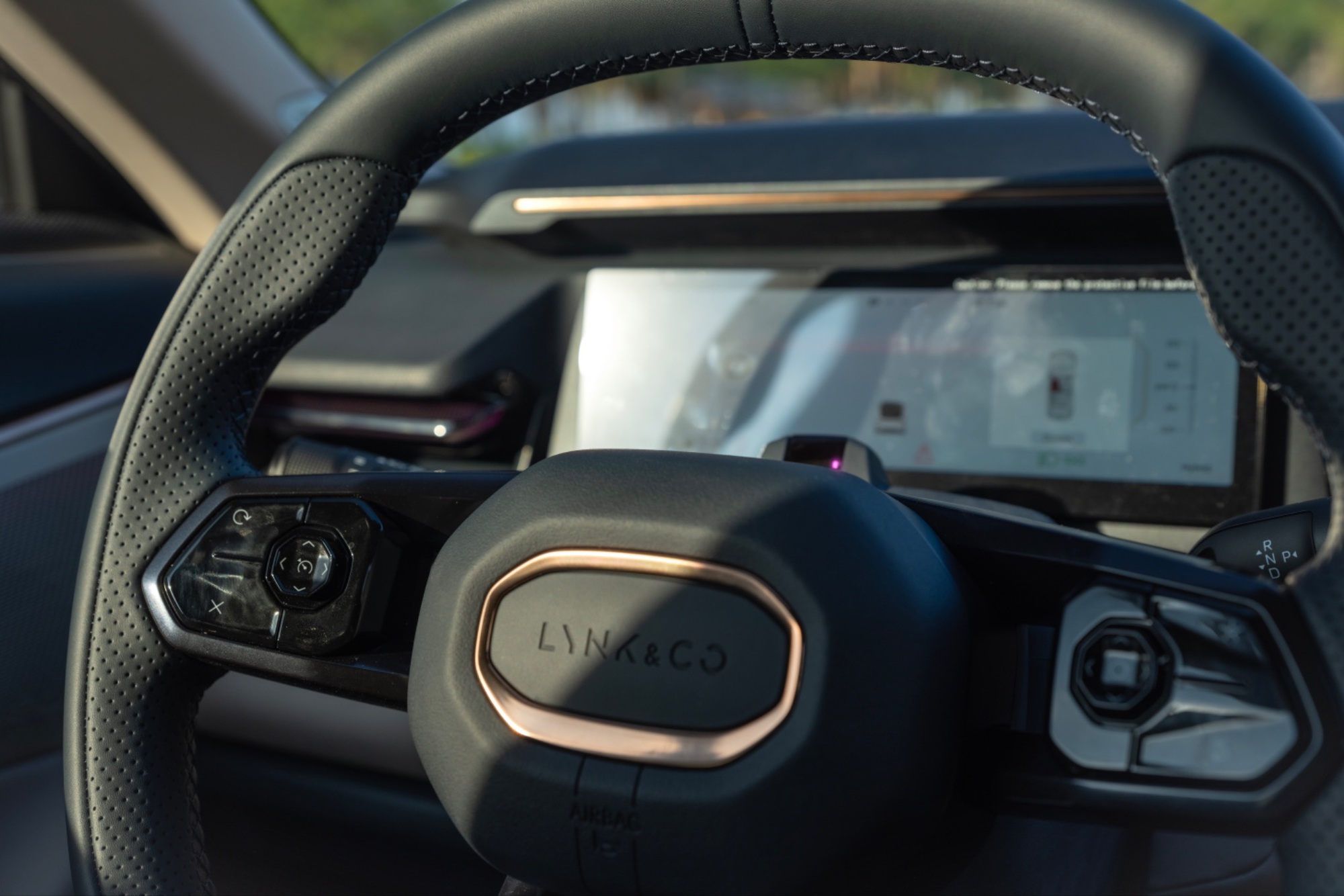 Chủ xe kiến trúc sư đánh giá Lynk & Co 08 EM-P: “Nhiều công nghệ hữu ích, đặc biệt rất an toàn”- Ảnh 2.