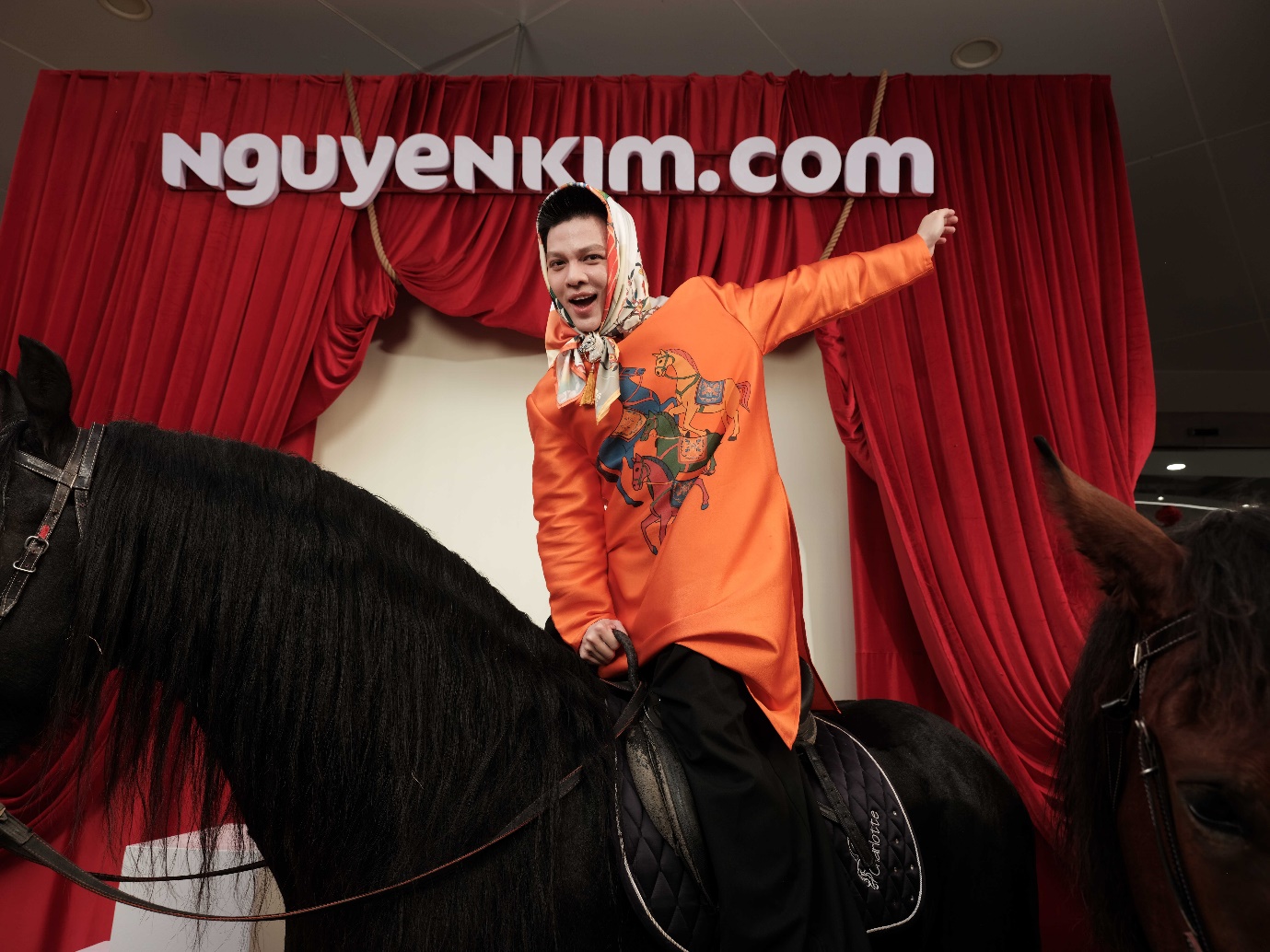 Siêu thị điện máy Nguyễn Kim “chơi lớn” với điểm check-in Tết Ngựa Thiệt Ngựa- Ảnh 4. Siêu thị điện máy Nguyễn Kim “chơi lớn” với điểm check-in Tết Ngựa Thiệt Ngựa- Ảnh 4.