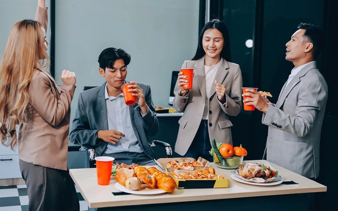 Hội công sở và trăm sắc thái "đón Tết" chốn văn phòng- Ảnh 1.