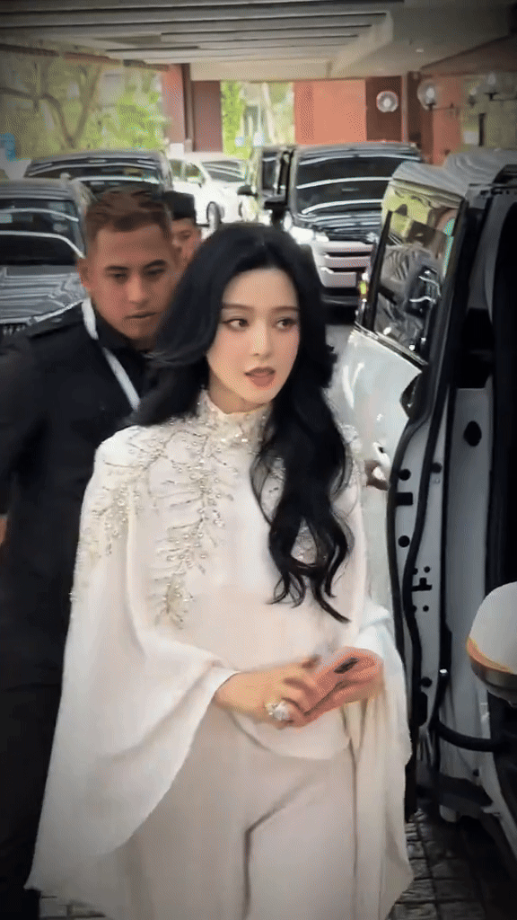 Nể Phạm Băng Băng: 44 tuổi qua cam thường còn đẹp hơn cả poster bên cạnh- Ảnh 1.