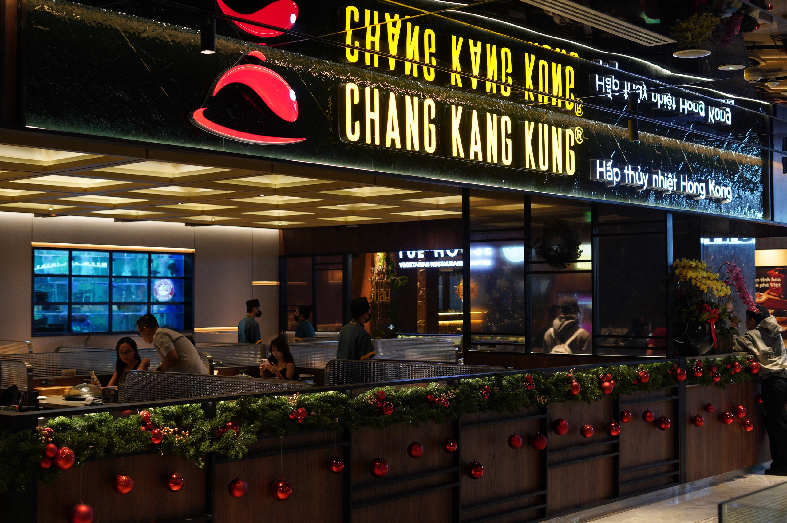 Tòa nhà cao thứ 3 TP.HCM lập tức soán ngôi đông khách nhất dịp lễ nhờ tung vườn hoa Tết khổng lồ- Ảnh 23.