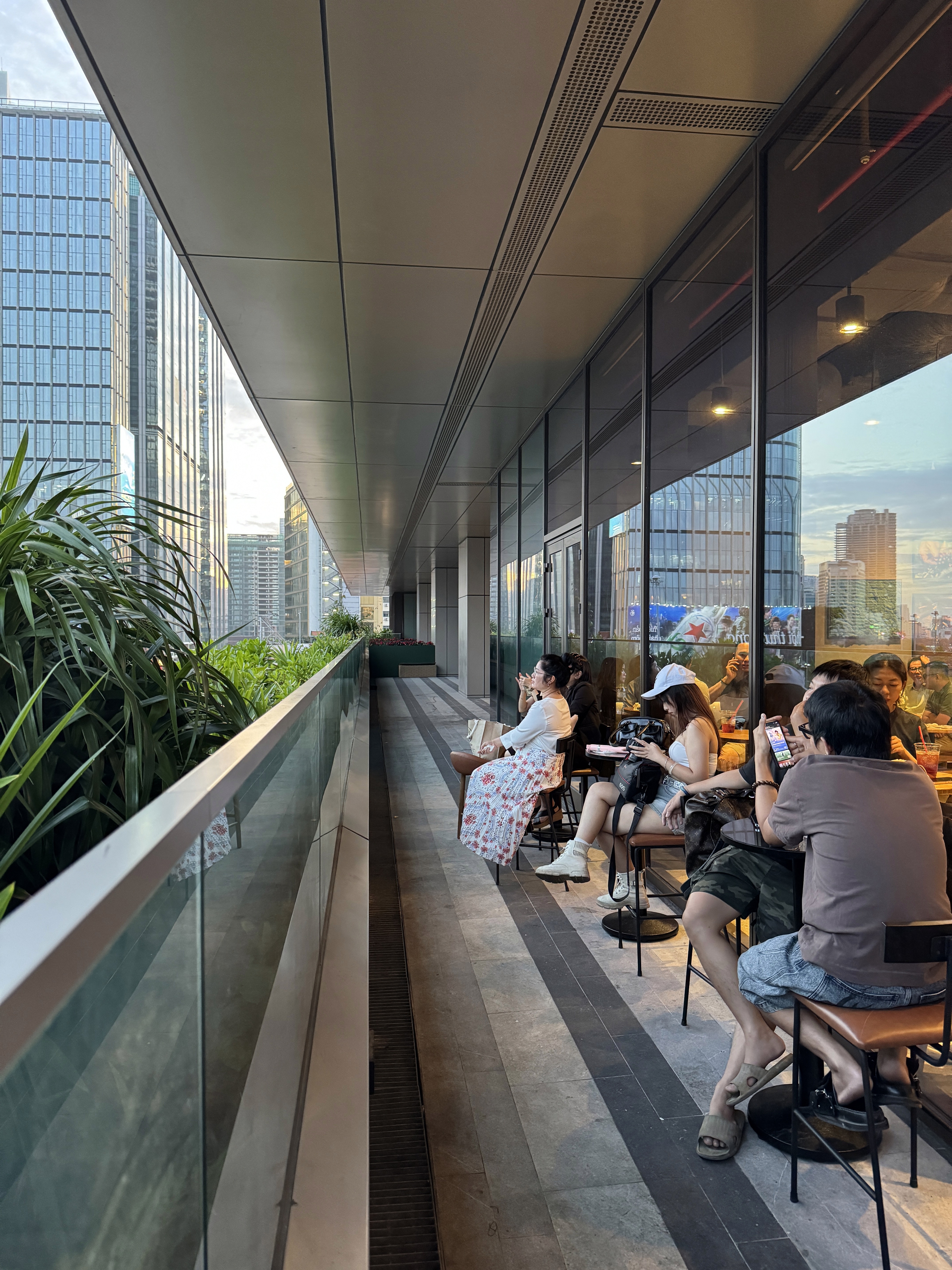 Tòa nhà cao thứ 3 TP.HCM lập tức soán ngôi đông khách nhất dịp lễ nhờ tung vườn hoa Tết khổng lồ- Ảnh 26.