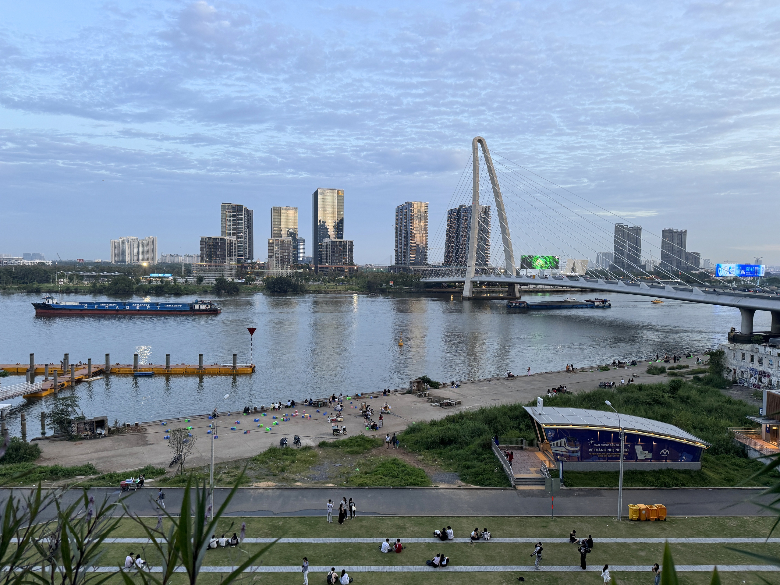 Tòa nhà cao thứ 3 TP.HCM lập tức soán ngôi đông khách nhất dịp lễ nhờ tung vườn hoa Tết khổng lồ- Ảnh 22.