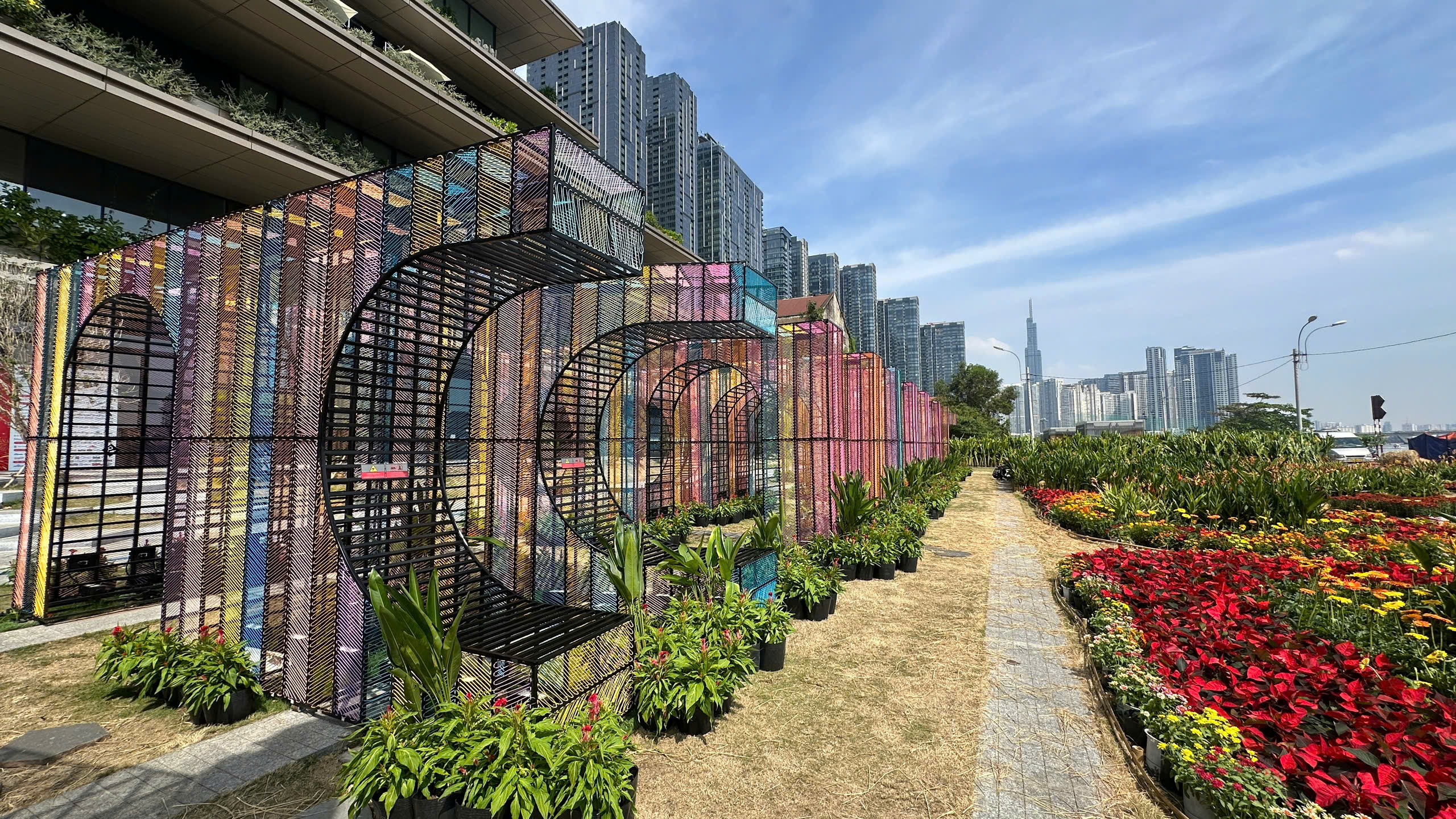 Tòa nhà cao thứ 3 TP.HCM lập tức soán ngôi đông khách nhất dịp lễ nhờ tung vườn hoa Tết khổng lồ- Ảnh 19.