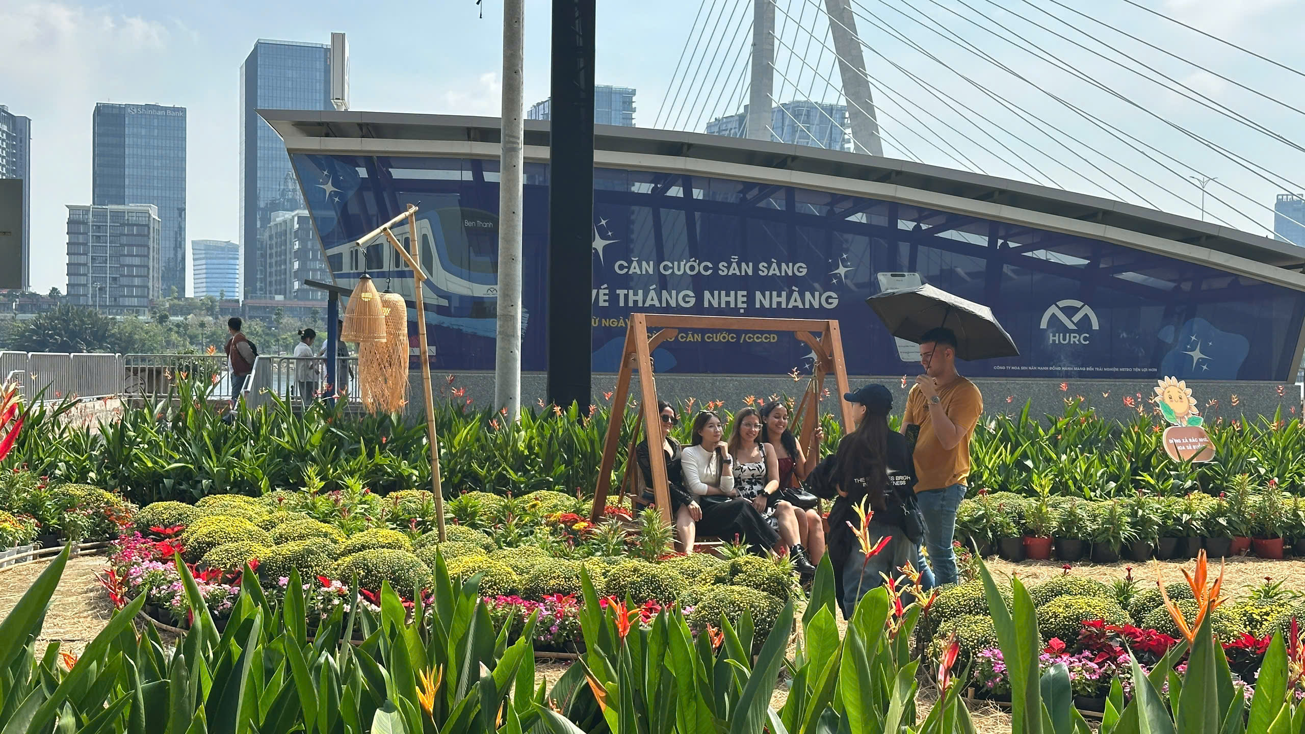 Tòa nhà cao thứ 3 TP.HCM lập tức soán ngôi đông khách nhất dịp lễ nhờ tung vườn hoa Tết khổng lồ- Ảnh 21.