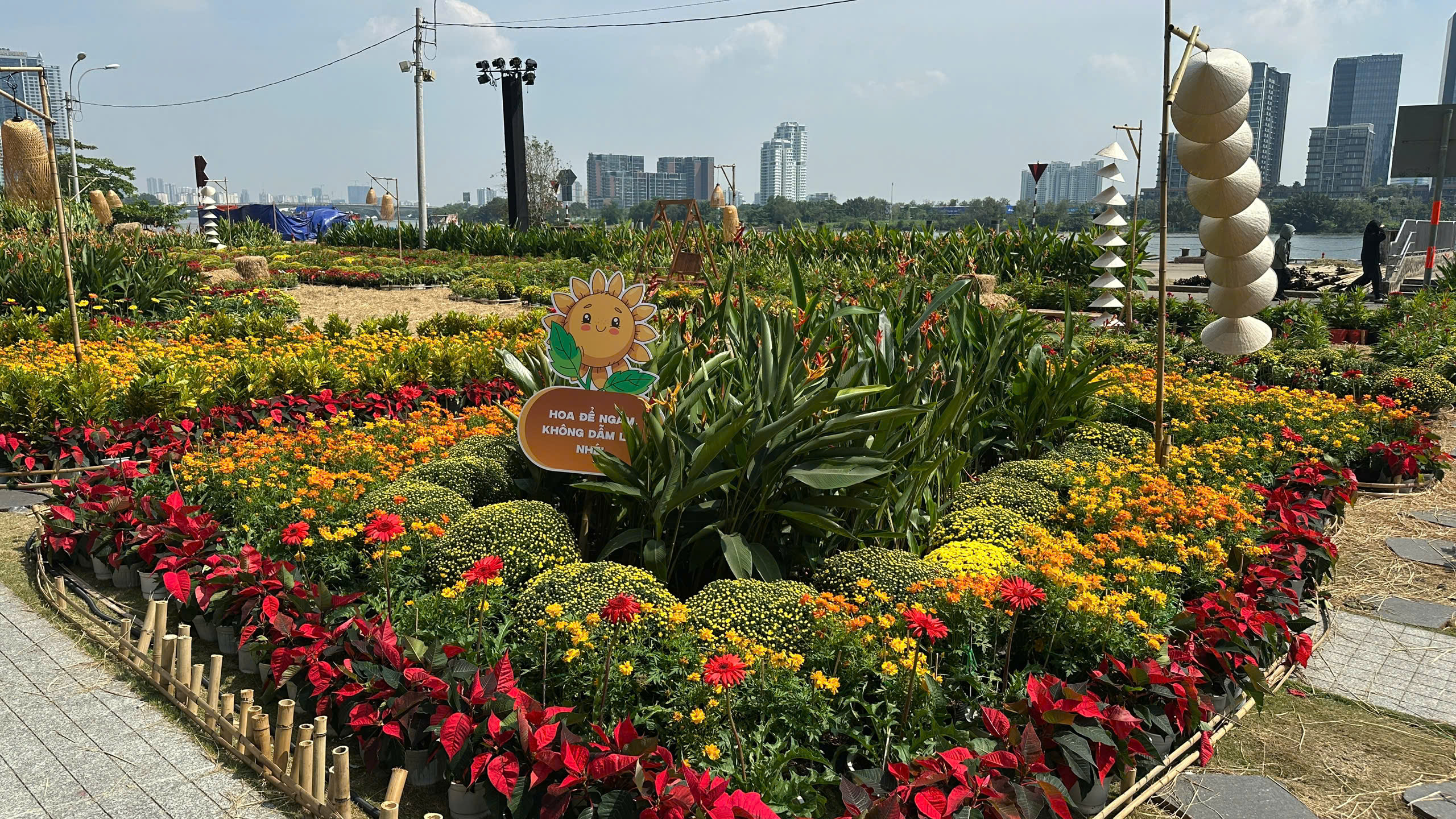 Tòa nhà cao thứ 3 TP.HCM lập tức soán ngôi đông khách nhất dịp lễ nhờ tung vườn hoa Tết khổng lồ- Ảnh 20.
