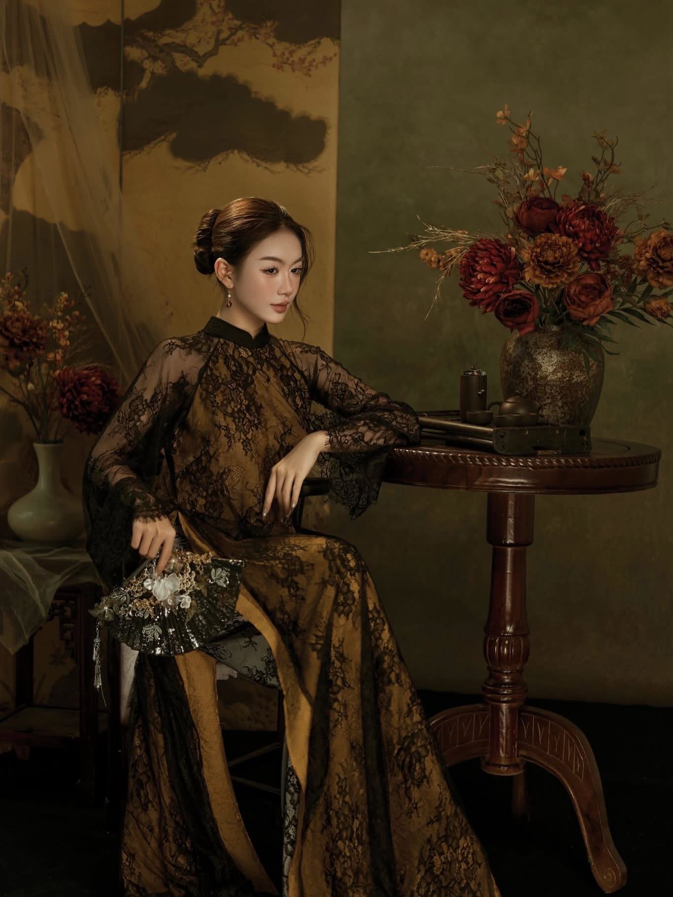 Không còn đỏ, hồng quen thuộc, áo dài Tết 2026 "bắt trend" loạt thiết kế đậm chất phú bà thời thượng- Ảnh 3. Không còn đỏ, hồng quen thuộc, áo dài Tết 2026 "bắt trend" loạt thiết kế đậm chất phú bà thời thượng- Ảnh 3.