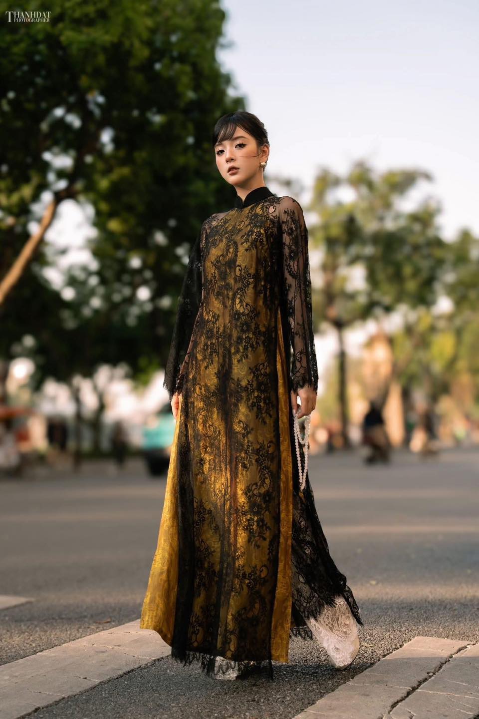 Không còn đỏ, hồng quen thuộc, áo dài Tết 2026 "bắt trend" loạt thiết kế đậm chất phú bà thời thượng- Ảnh 5. Không còn đỏ, hồng quen thuộc, áo dài Tết 2026 "bắt trend" loạt thiết kế đậm chất phú bà thời thượng- Ảnh 5.