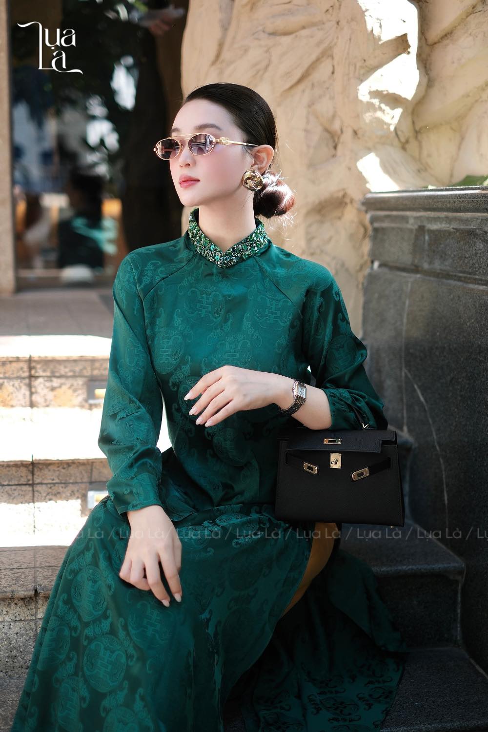 Không còn đỏ, hồng quen thuộc, áo dài Tết 2026 "bắt trend" loạt thiết kế đậm chất phú bà thời thượng- Ảnh 14. Không còn đỏ, hồng quen thuộc, áo dài Tết 2026 "bắt trend" loạt thiết kế đậm chất phú bà thời thượng- Ảnh 14.