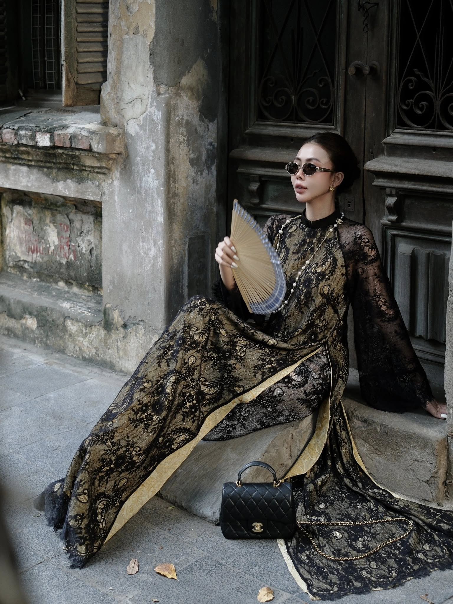 Không còn đỏ, hồng quen thuộc, áo dài Tết 2026 "bắt trend" loạt thiết kế đậm chất phú bà thời thượng- Ảnh 4. Không còn đỏ, hồng quen thuộc, áo dài Tết 2026 "bắt trend" loạt thiết kế đậm chất phú bà thời thượng- Ảnh 4.