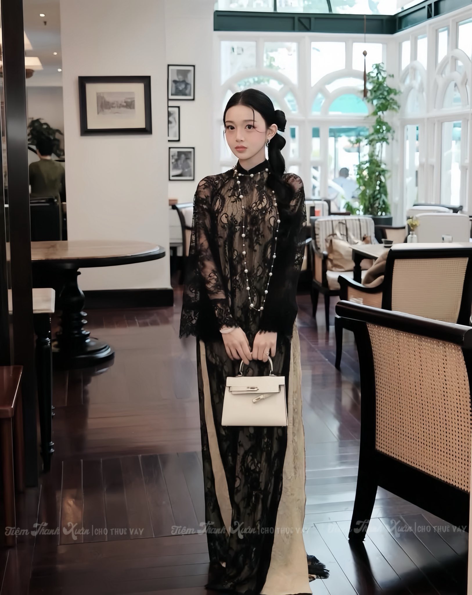 Không còn đỏ, hồng quen thuộc, áo dài Tết 2026 "bắt trend" loạt thiết kế đậm chất phú bà thời thượng- Ảnh 11. Không còn đỏ, hồng quen thuộc, áo dài Tết 2026 "bắt trend" loạt thiết kế đậm chất phú bà thời thượng- Ảnh 11.