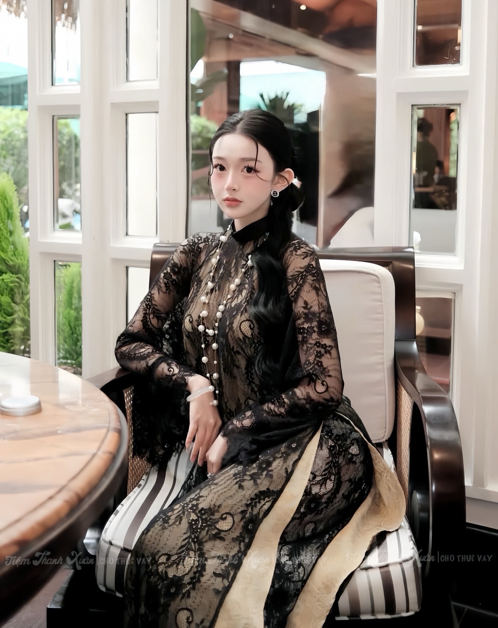 Không còn đỏ, hồng quen thuộc, áo dài Tết 2026 "bắt trend" loạt thiết kế đậm chất phú bà thời thượng- Ảnh 10. Không còn đỏ, hồng quen thuộc, áo dài Tết 2026 "bắt trend" loạt thiết kế đậm chất phú bà thời thượng- Ảnh 10.