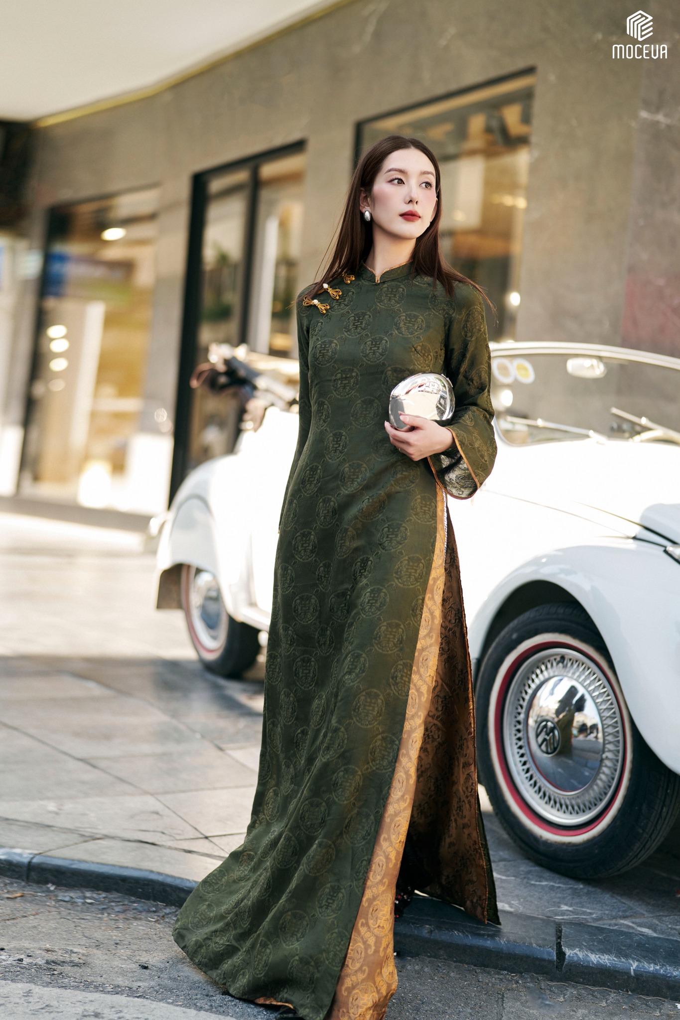 Không còn đỏ, hồng quen thuộc, áo dài Tết 2026 "bắt trend" loạt thiết kế đậm chất phú bà thời thượng- Ảnh 12. Không còn đỏ, hồng quen thuộc, áo dài Tết 2026 "bắt trend" loạt thiết kế đậm chất phú bà thời thượng- Ảnh 12.