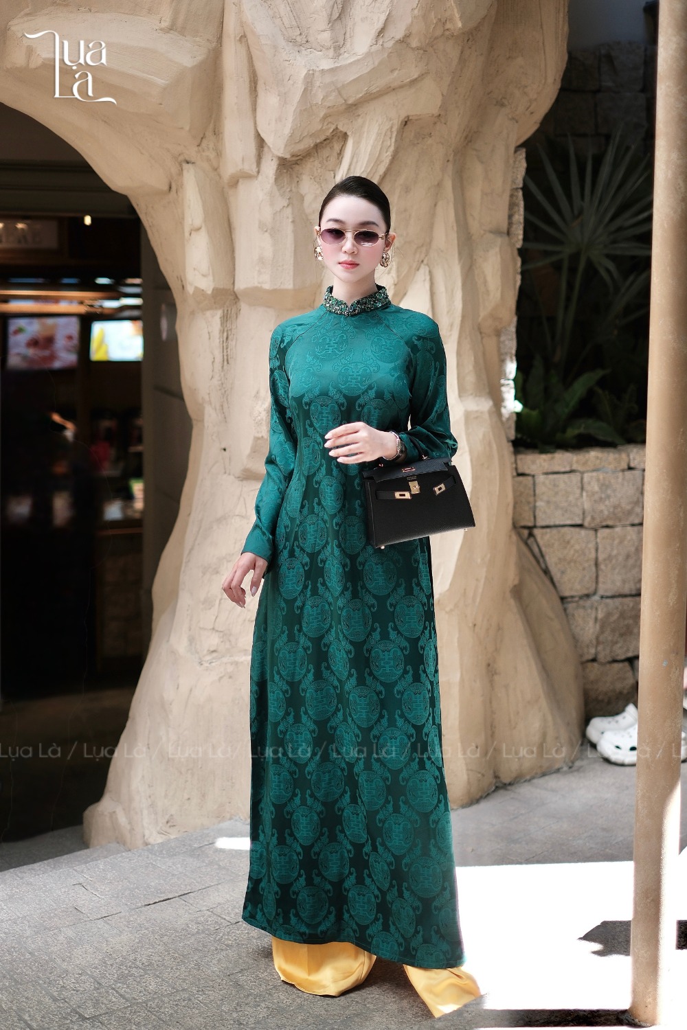 Không còn đỏ, hồng quen thuộc, áo dài Tết 2026 "bắt trend" loạt thiết kế đậm chất phú bà thời thượng- Ảnh 15. Không còn đỏ, hồng quen thuộc, áo dài Tết 2026 "bắt trend" loạt thiết kế đậm chất phú bà thời thượng- Ảnh 15.