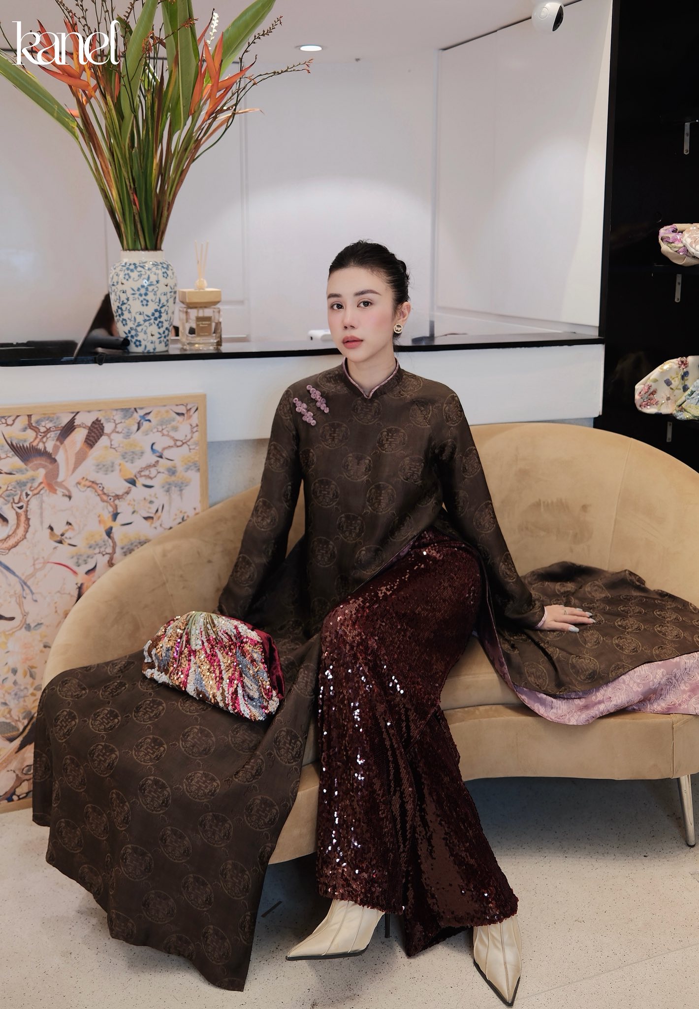 Không còn đỏ, hồng quen thuộc, áo dài Tết 2026 "bắt trend" loạt thiết kế đậm chất phú bà thời thượng- Ảnh 16. Không còn đỏ, hồng quen thuộc, áo dài Tết 2026 "bắt trend" loạt thiết kế đậm chất phú bà thời thượng- Ảnh 16.