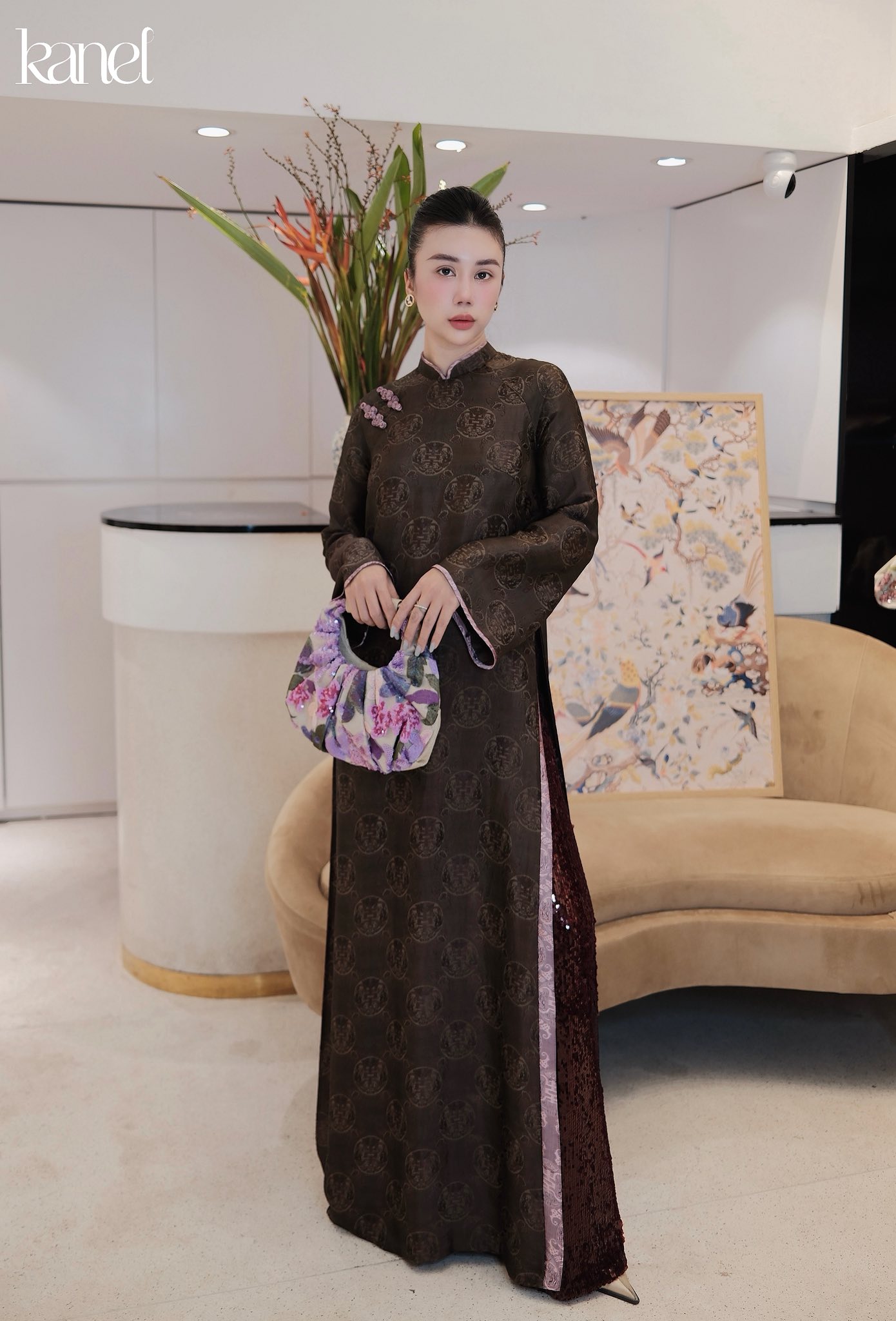 Không còn đỏ, hồng quen thuộc, áo dài Tết 2026 "bắt trend" loạt thiết kế đậm chất phú bà thời thượng- Ảnh 17. Không còn đỏ, hồng quen thuộc, áo dài Tết 2026 "bắt trend" loạt thiết kế đậm chất phú bà thời thượng- Ảnh 17.