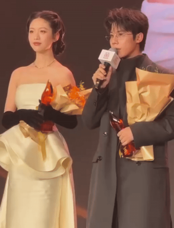 1 cặp sao hôm qua mới lộ clip hẹn hò ở nhà riêng, hôm nay nhà gái đã tuyên bố "đường ai nấy đi"- Ảnh 3.