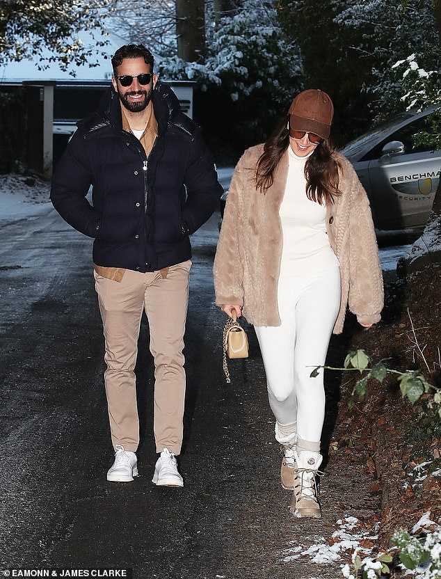 HLV Amorim bị MU sa thải vẫn "đút túi" 400 tỷ, bị tóm dính rạng rỡ hẹn hò với vợ đẹp- Ảnh 1.