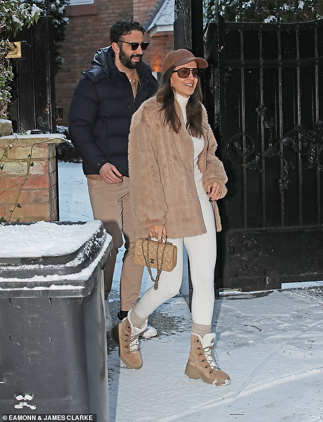 HLV Amorim bị MU sa thải vẫn "đút túi" 400 tỷ, bị tóm dính rạng rỡ hẹn hò với vợ đẹp- Ảnh 2.