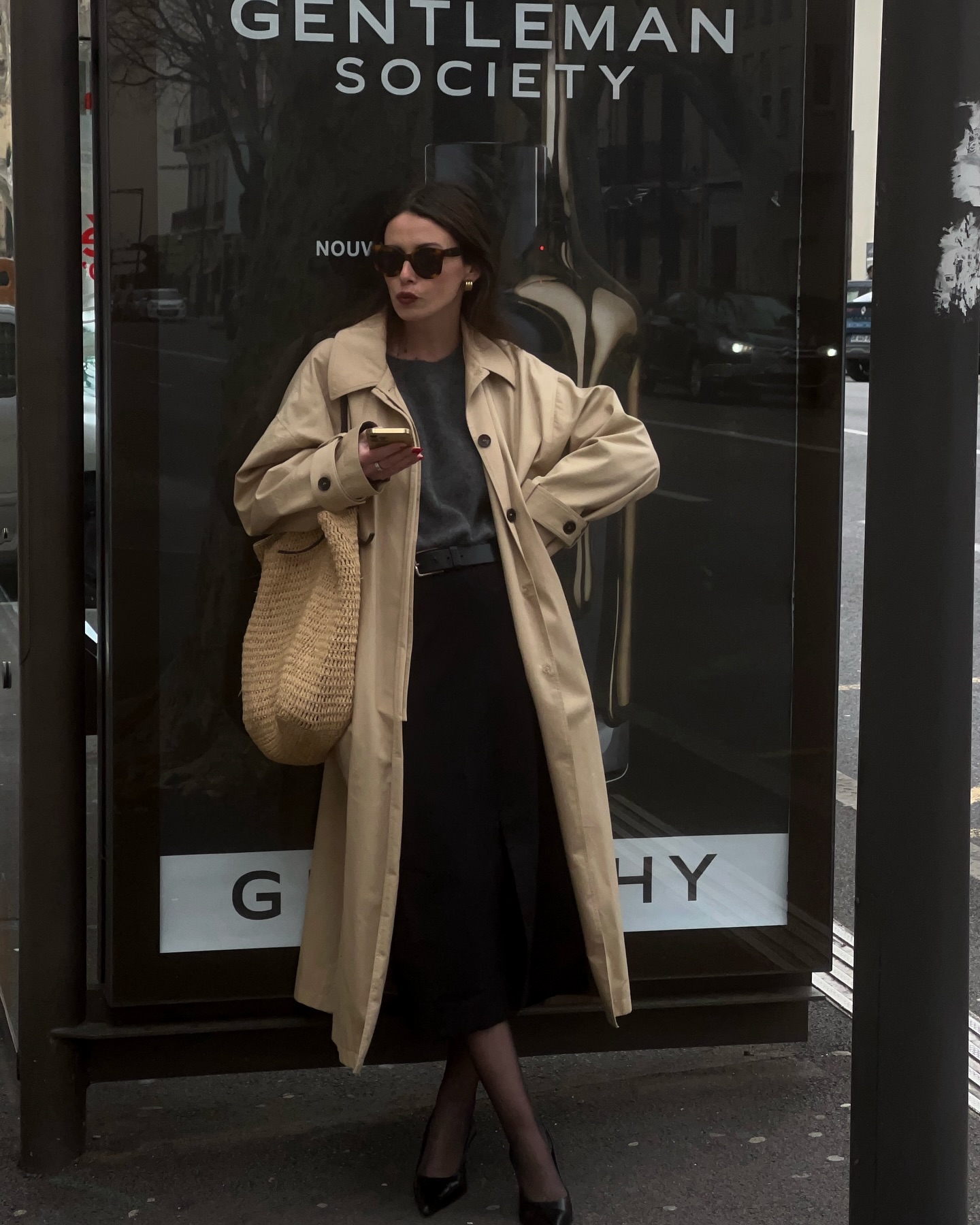 Phụ nữ Pháp mặc đồ màu trung tính rất điệu nghệ: 5 công thức đơn giản mà sang, không hề cộng tuổi- Ảnh 6. Phụ nữ Pháp mặc đồ màu trung tính rất điệu nghệ: 5 công thức đơn giản mà sang, không hề cộng tuổi- Ảnh 6.