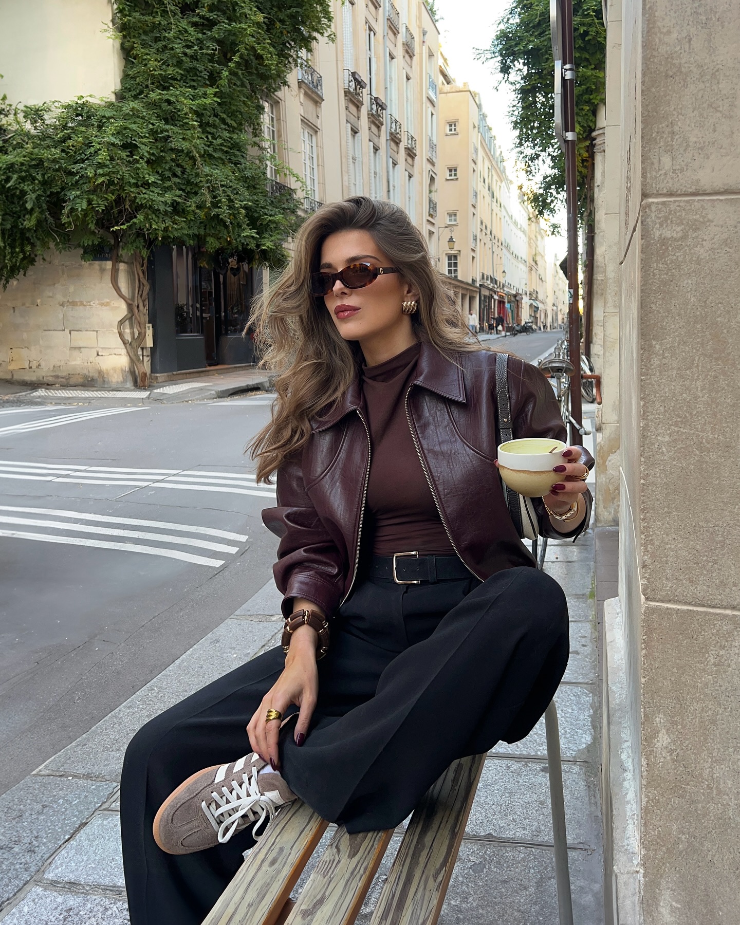 Phụ nữ Pháp mặc đồ màu trung tính rất điệu nghệ: 5 công thức đơn giản mà sang, không hề cộng tuổi- Ảnh 1. Phụ nữ Pháp mặc đồ màu trung tính rất điệu nghệ: 5 công thức đơn giản mà sang, không hề cộng tuổi- Ảnh 1.