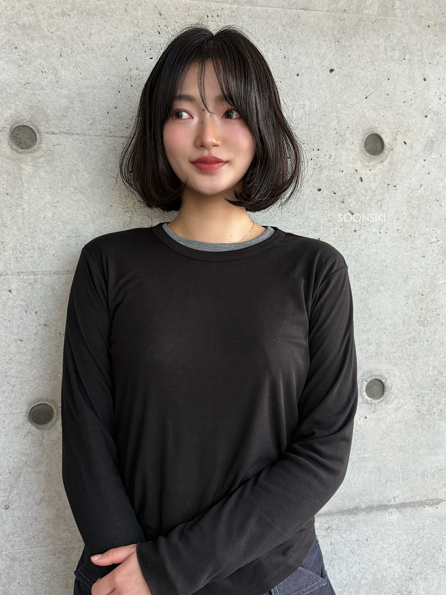 Giờ đi đâu cũng thấy tóc uốn cụp: 5 kiểu siêu nữ tính và thu gọn gương mặt, cắt chơi Tết là quá chuẩn- Ảnh 1.