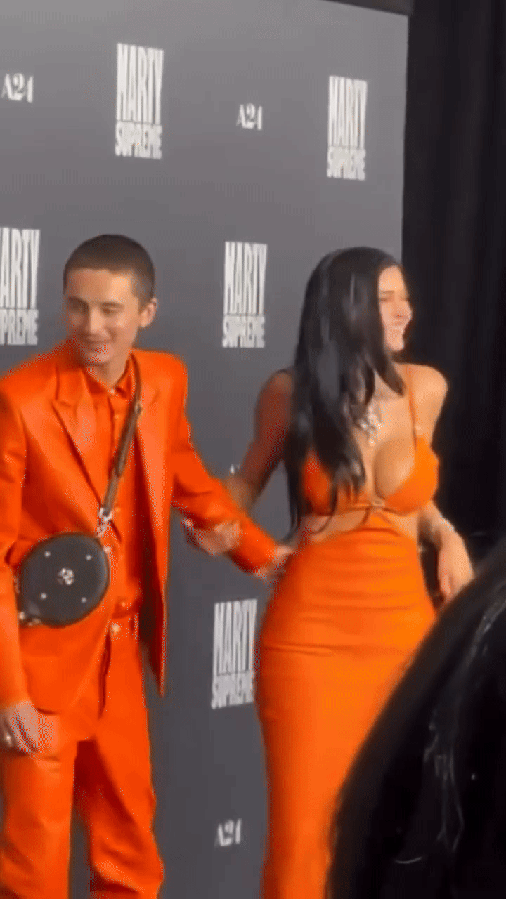 Kylie Jenner tự chạm ngực liên tục giữa chốn đông người, chuyện gì vậy?- Ảnh 3.