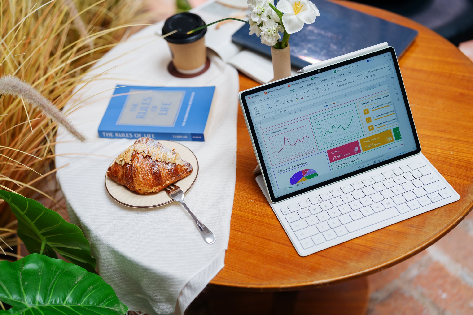 Ra mắt mẫu máy tính bảng mỏng nhẹ nhất của mình tại Việt Nam, Huawei hướng đến người dùng trẻ- Ảnh 3. Ra mắt mẫu máy tính bảng mỏng nhẹ nhất của mình tại Việt Nam, Huawei hướng đến người dùng trẻ- Ảnh 3.