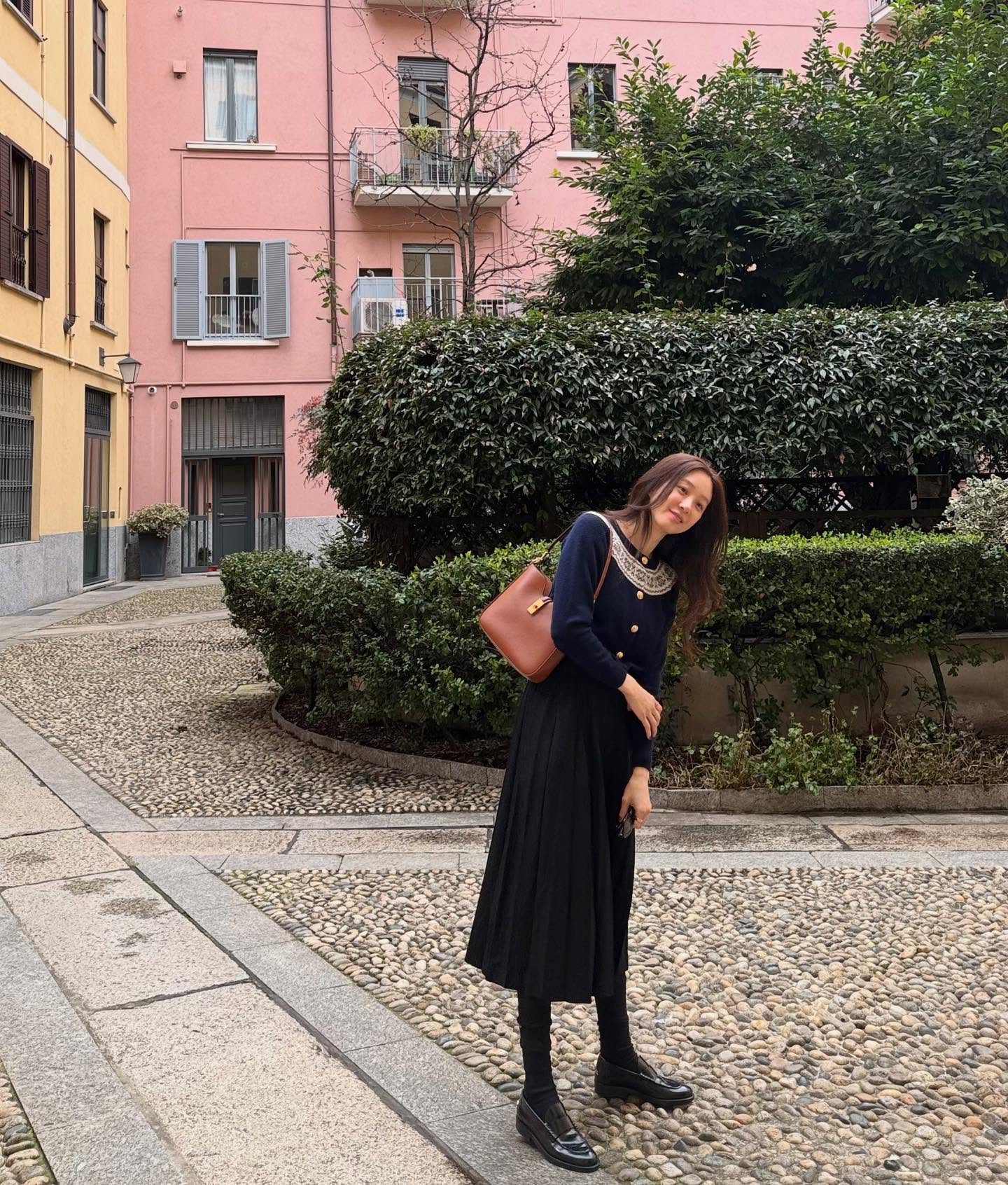 Phụ nữ trên 40 tuổi chỉ cần biết đúng 4 cách mặc áo len là sành điệu mọi lúc- Ảnh 4. Phụ nữ trên 40 tuổi chỉ cần biết đúng 4 cách mặc áo len là sành điệu mọi lúc- Ảnh 4.