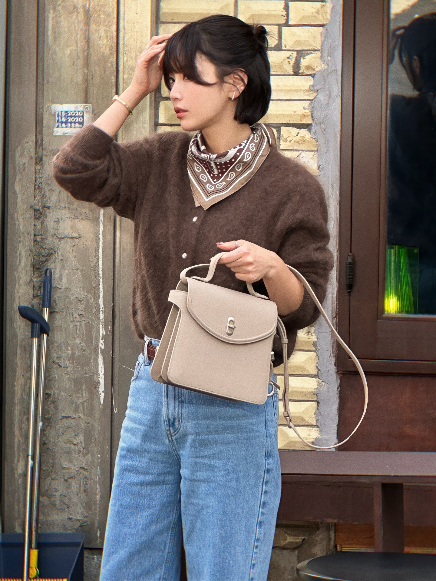 Phụ nữ trên 40 tuổi chỉ cần biết đúng 4 cách mặc áo len là sành điệu mọi lúc- Ảnh 5. Phụ nữ trên 40 tuổi chỉ cần biết đúng 4 cách mặc áo len là sành điệu mọi lúc- Ảnh 5.