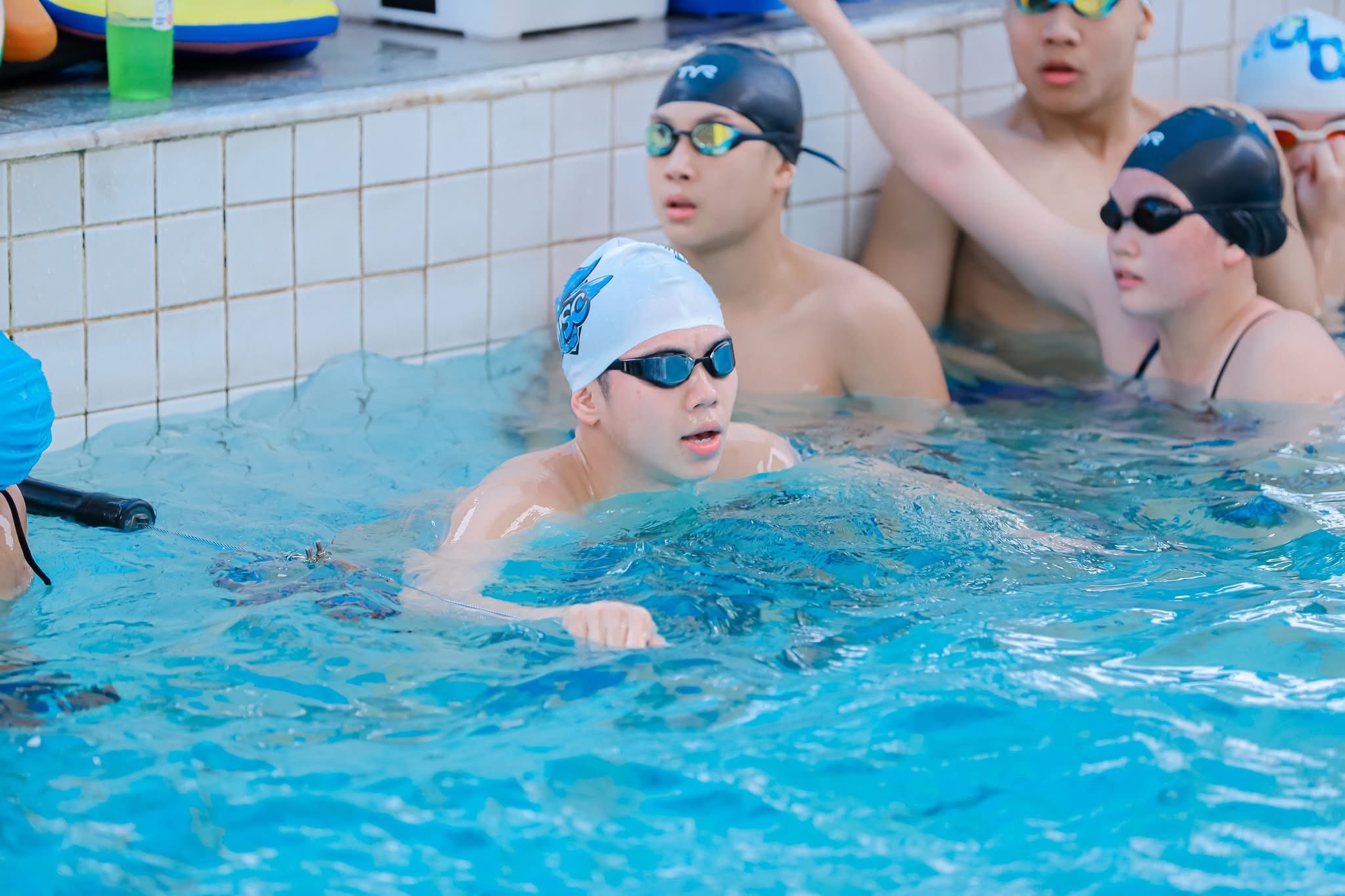 Viral loạt ảnh đời thường của Quang Thuấn - nam thần bơi lội thế hệ mới, 19 tuổi được thăng quân hàm gây sốt MXH- Ảnh 7.