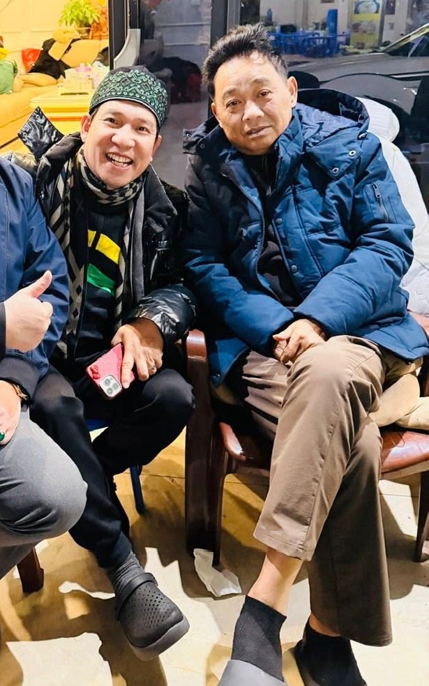 Đây rồi hình ảnh mới nhất của "Ngọc Hoàng" Quốc Khánh, ngồi ăn lẩu cùng Táo Kinh Tế giữa giá rét Hà Nội- Ảnh 1.