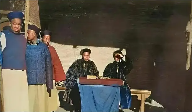 16 ảnh gây ngỡ ngàng cuối nhà Thanh: Bé gái làm con dâu từ 4 tuổi, thiếu nữ luyện võ trái ngược phim ảnh- Ảnh 11.