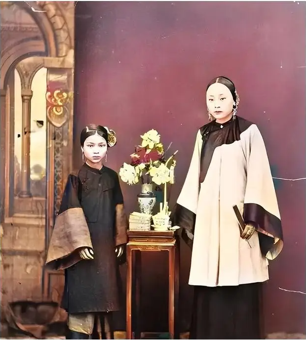 16 ảnh gây ngỡ ngàng cuối nhà Thanh: Bé gái làm con dâu từ 4 tuổi, thiếu nữ luyện võ trái ngược phim ảnh- Ảnh 2.