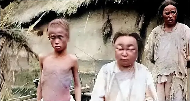 16 ảnh gây ngỡ ngàng cuối nhà Thanh: Bé gái làm con dâu từ 4 tuổi, thiếu nữ luyện võ trái ngược phim ảnh- Ảnh 7.