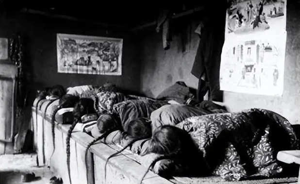 16 ảnh gây ngỡ ngàng cuối nhà Thanh: Bé gái làm con dâu từ 4 tuổi, thiếu nữ luyện võ trái ngược phim ảnh- Ảnh 8.