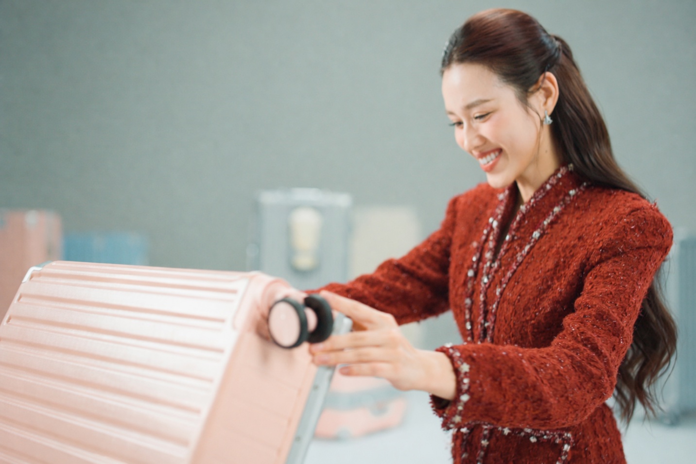 Dân mạng truy tìm danh tính chiếc vali “chấp cả ô tô” đang viral: Test độ bền thật hay chiêu trò?- Ảnh 4. Dân mạng truy tìm danh tính chiếc vali “chấp cả ô tô” đang viral: Test độ bền thật hay chiêu trò?- Ảnh 4.