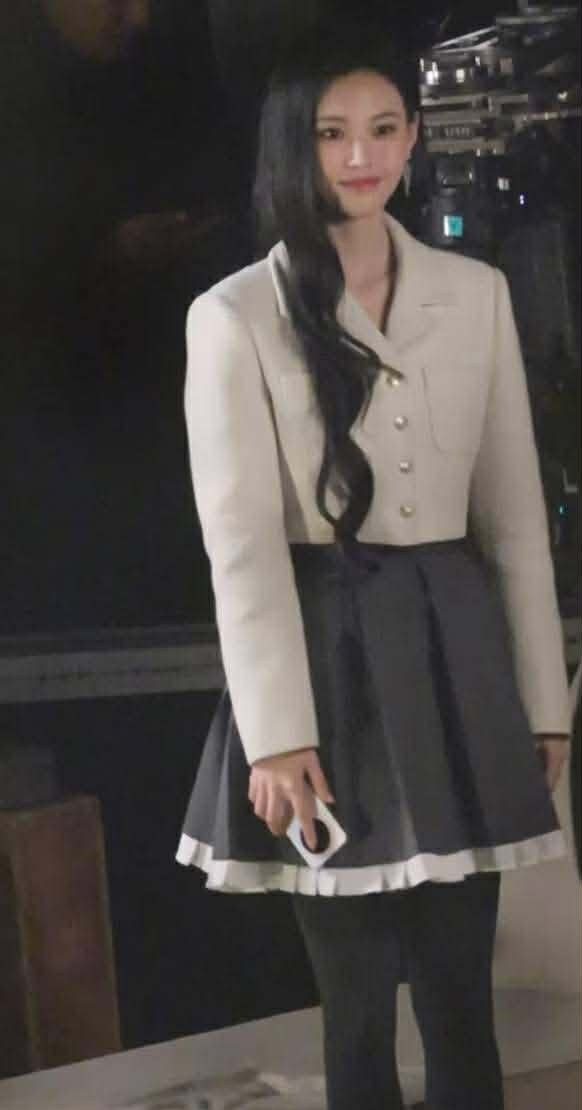 Mặc đồ xấu như mỹ nhân này mà cũng dám ra đường: Giống hệt bình chữa cháy biết đi, có tỉnh táo không đấy?- Ảnh 7.