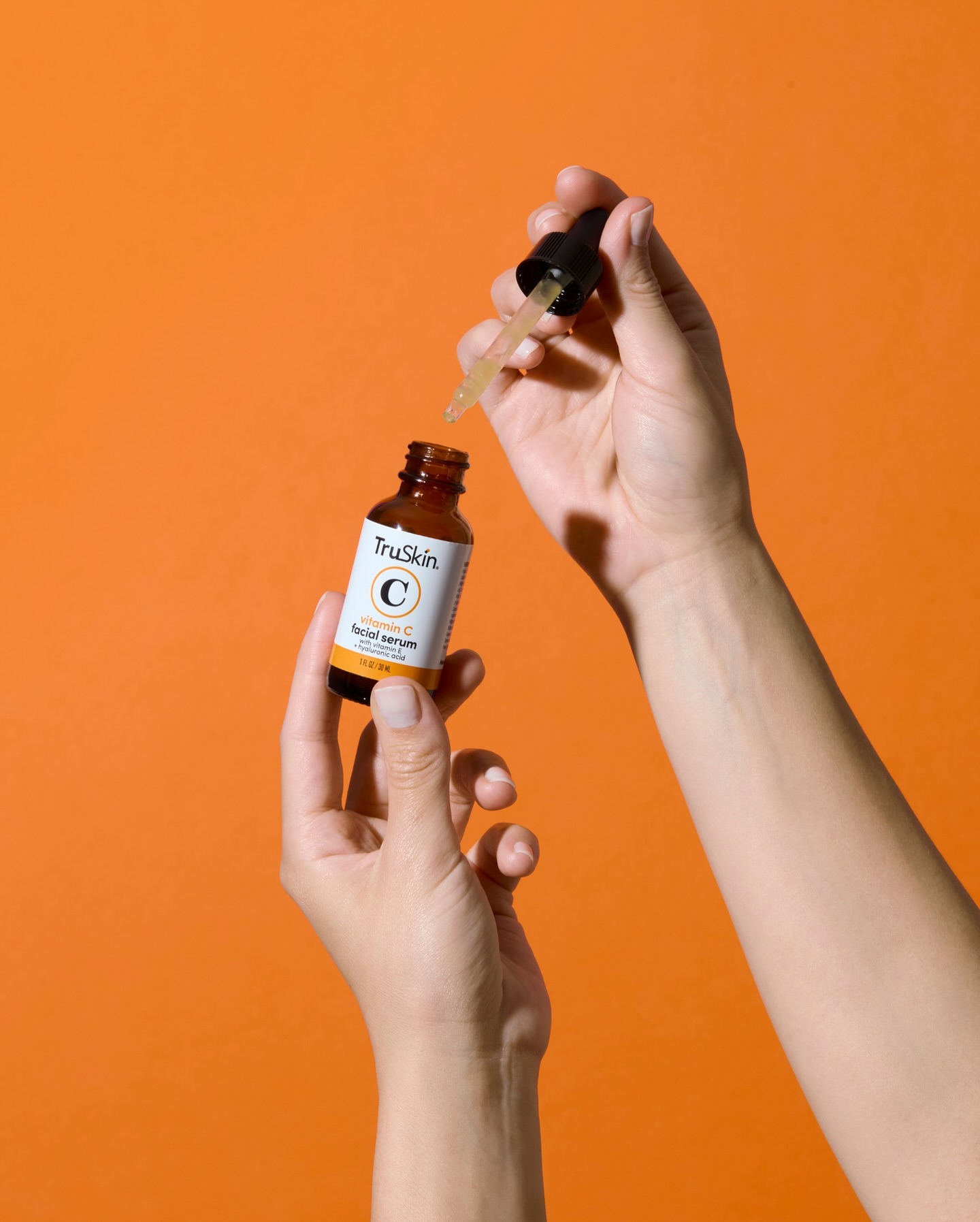 5 lọ serum vitamin C bình dân: Sáng nào cũng bôi sẽ giúp chống lão hóa mạnh hơn, "hack" da sáng hồng rạng rỡ- Ảnh 2.