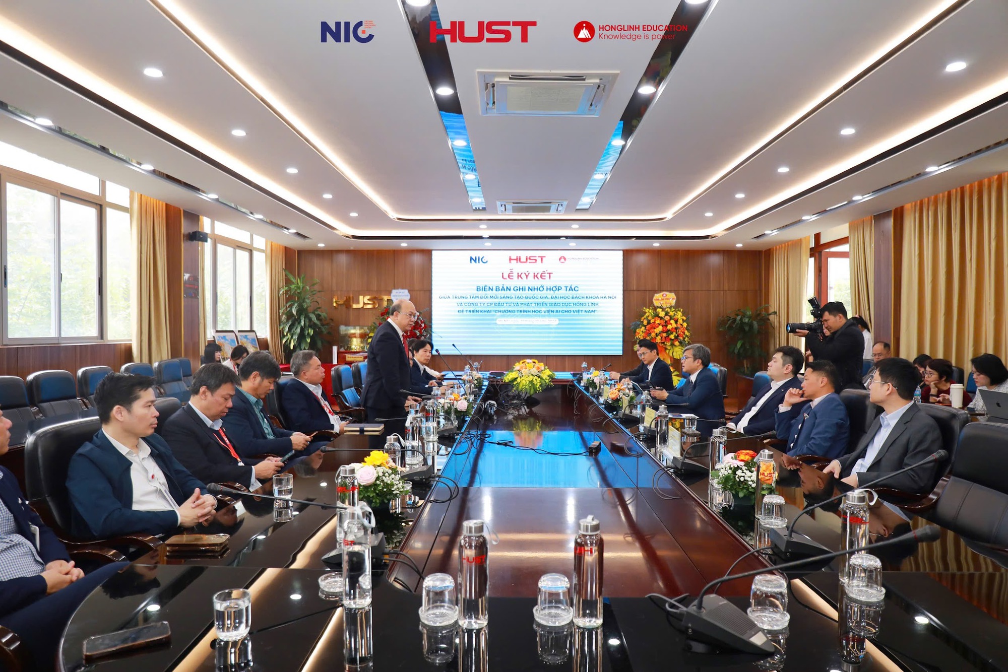 Từ 2026, học sinh, sinh viên Việt Nam có thể nhận chứng chỉ AI chuẩn quốc tế trong nước- Ảnh 2.