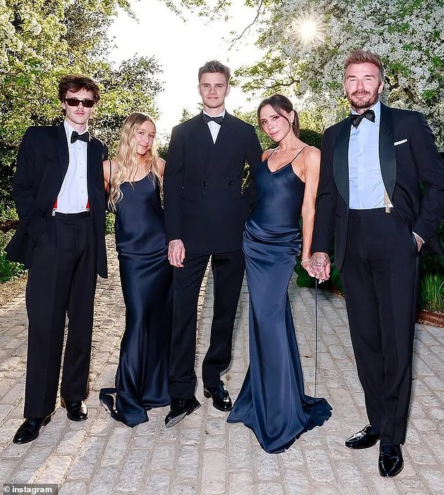 Gắt: Cậu cả nhà Beckham cảnh báo bố mẹ - David và Victoria - hãy liên lạc thông qua luật sư giữa drama gia đình- Ảnh 5. Gắt: Cậu cả nhà Beckham cảnh báo bố mẹ - David và Victoria - hãy liên lạc thông qua luật sư giữa drama gia đình- Ảnh 5.