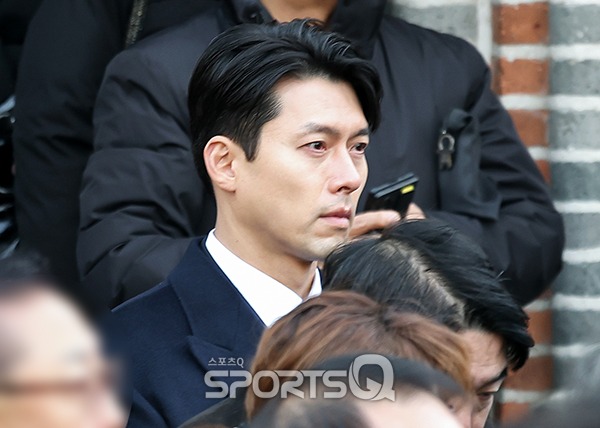 Hyun Bin tiều tụy, cố nén nước mắt trong ngày đưa tiễn "tài tử quốc dân"- Ảnh 6.