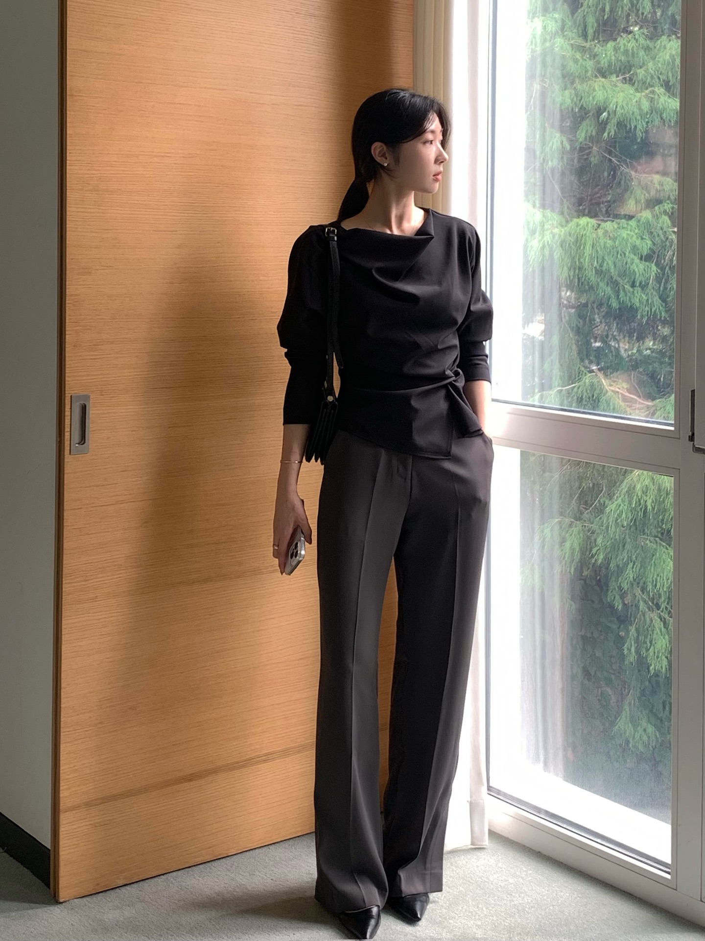 Không phải quần ống rộng, đây mới là 4 kiểu quần dài "hack" chân thon thả hơn hẳn- Ảnh 8.