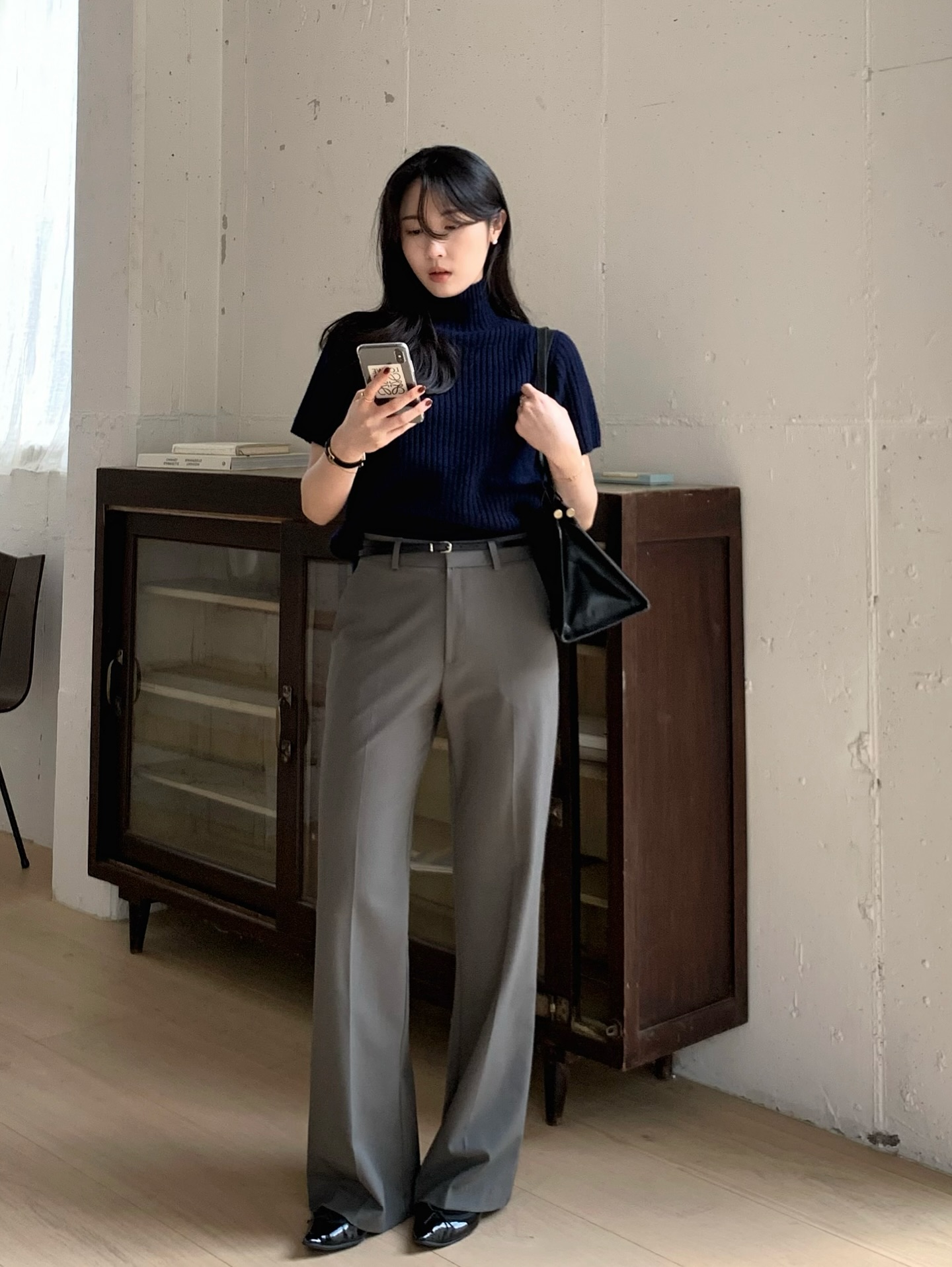 Không phải quần ống rộng, đây mới là 4 kiểu quần dài "hack" chân thon thả hơn hẳn- Ảnh 7.