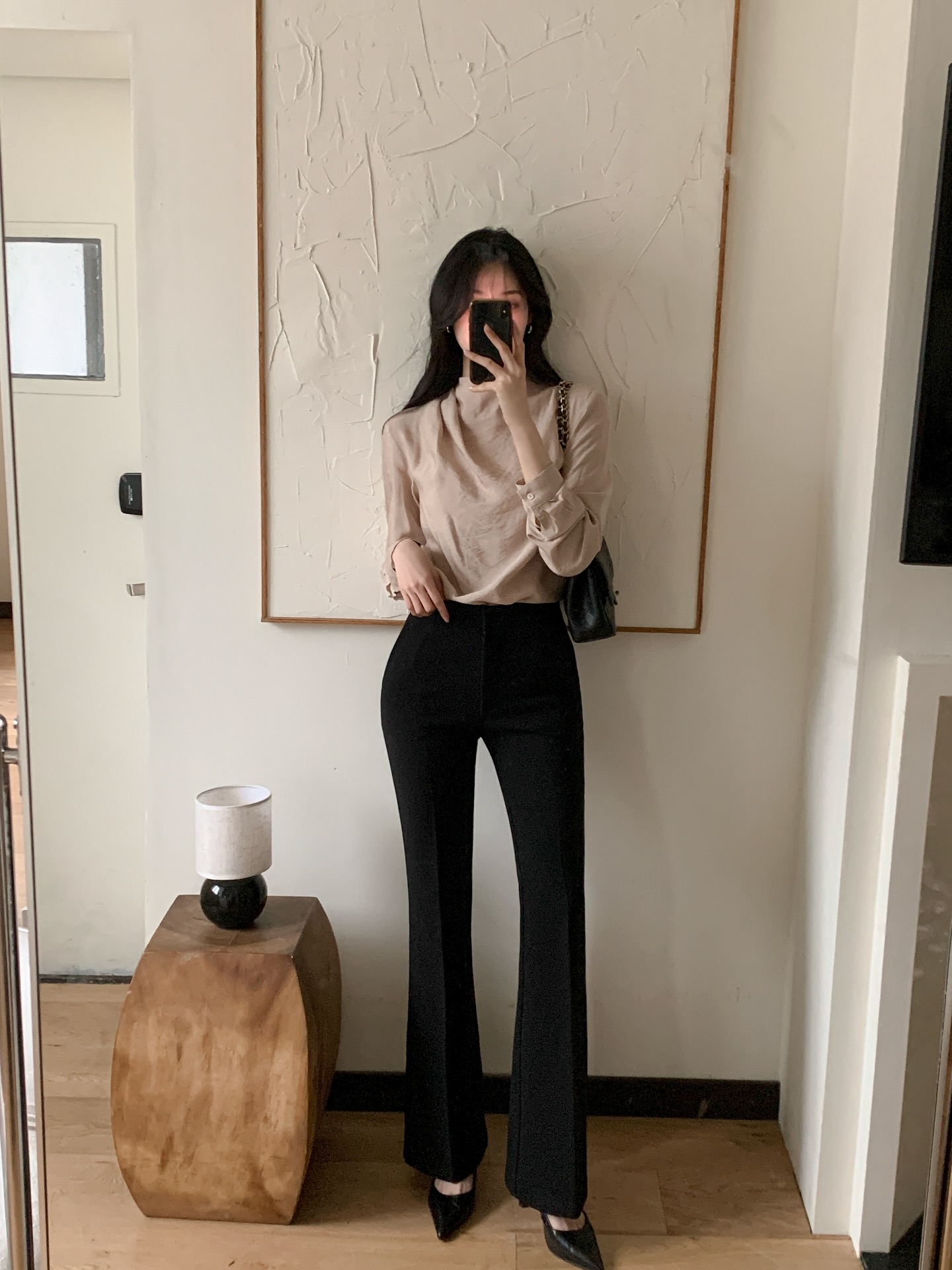 Không phải quần ống rộng, đây mới là 4 kiểu quần dài "hack" chân thon thả hơn hẳn- Ảnh 3.